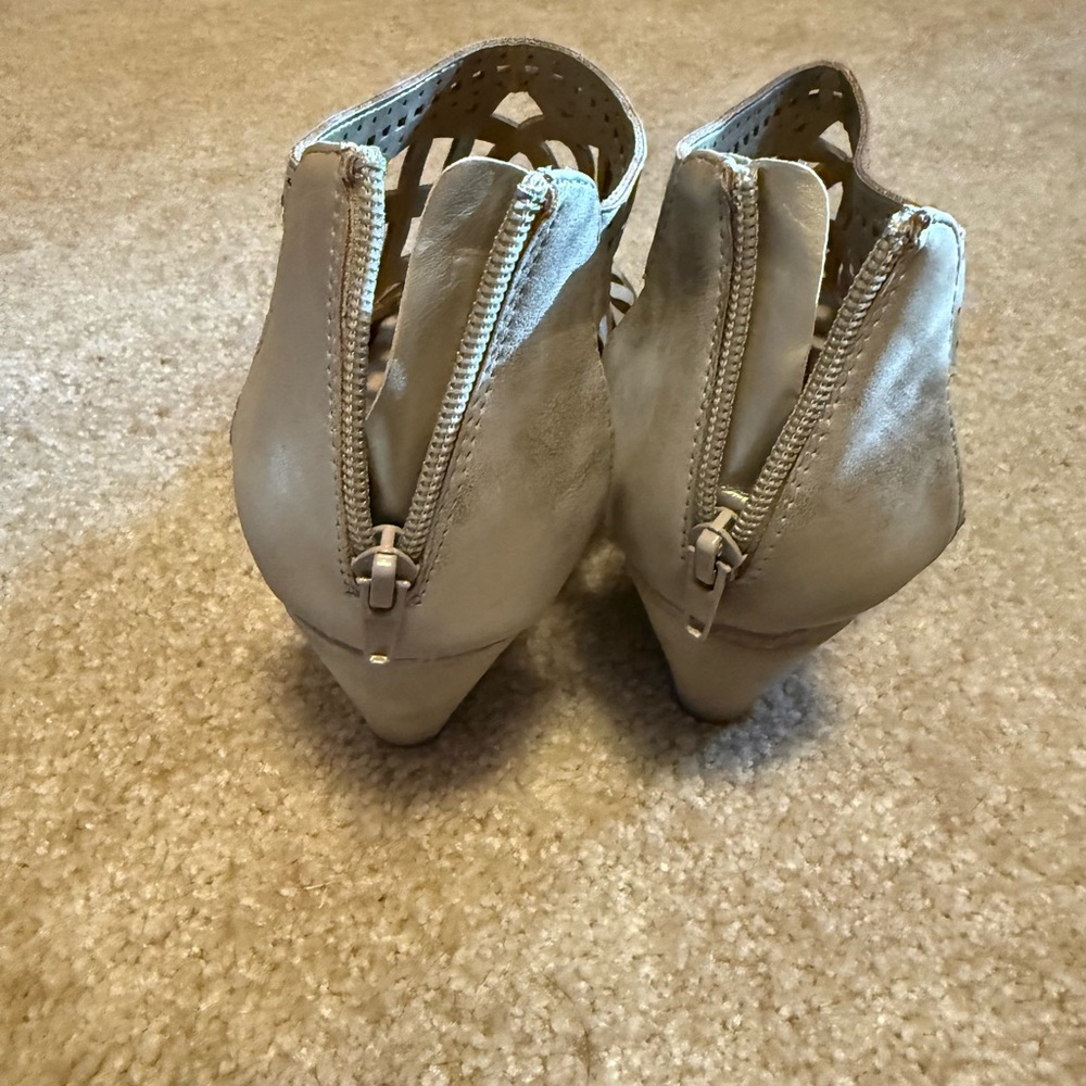 Bella Vita Women's Taupe Heeled Shoes